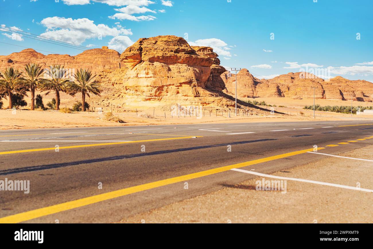Route pittoresque dans la région d'Alula en Arabie Saoudite, désert avec des formations rocheuses sur les côtés, ciel clair au-dessus Banque D'Images
