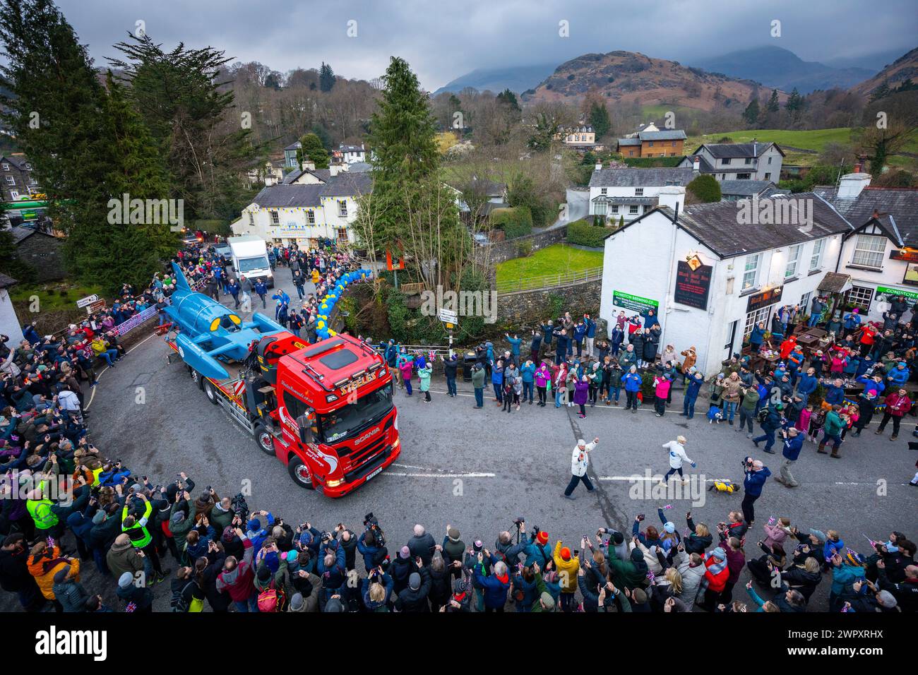 Bluebird K7 est de retour à Coniston le 9 mars 2024 avec une grande foule de célébrations, un angle surélevé unique montrant l'atmosphère et l'excitation Banque D'Images