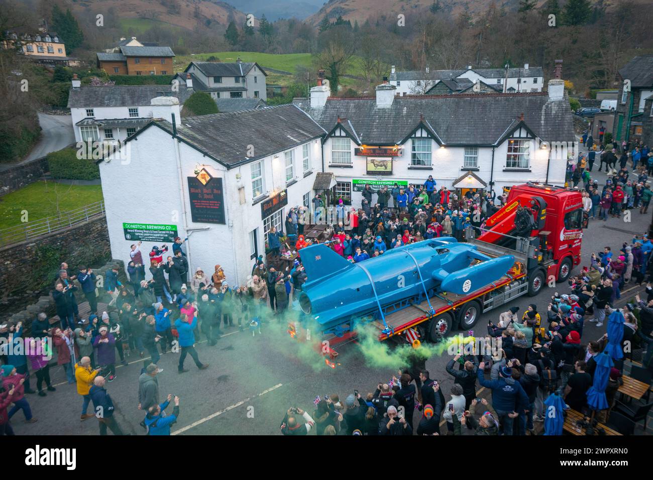 Bluebird K7 est de retour à Coniston le 9 mars 2024 avec une grande foule de célébrations, un angle surélevé unique montrant l'atmosphère et l'excitation Banque D'Images