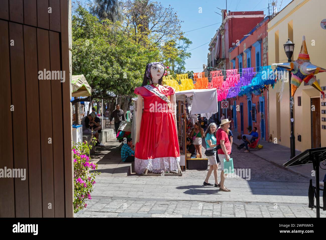 Oaxaca, Mexique - Une marionnette géante en papier mâché sur un marché de rue. Banque D'Images