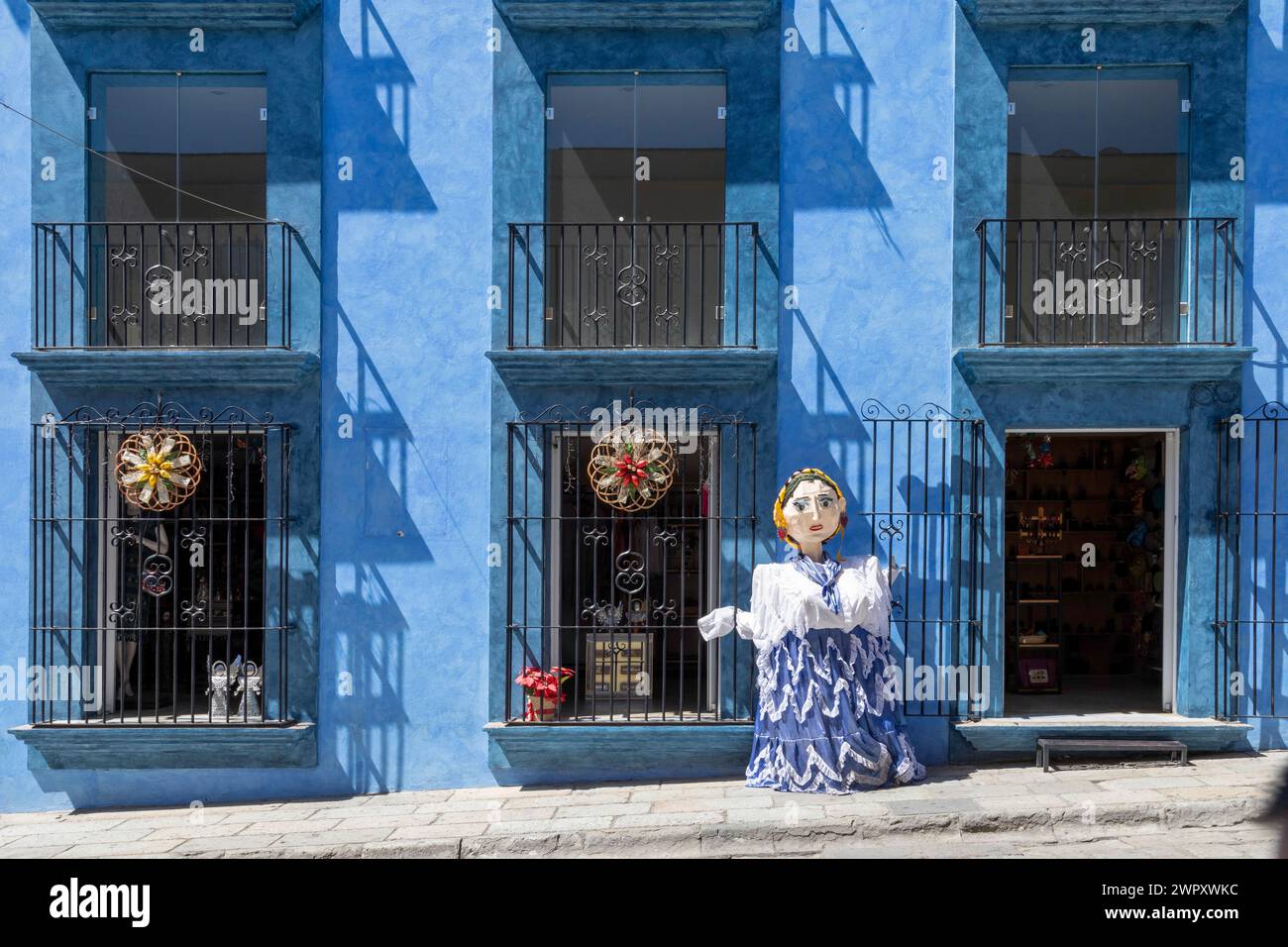 Oaxaca, Mexique - Une marionnette géante en papier mâché (mono de calenda) en face d'un magasin sur la Calle Macedonio Alcala, une rue animée ouverte uniquement au traffric à pied Banque D'Images