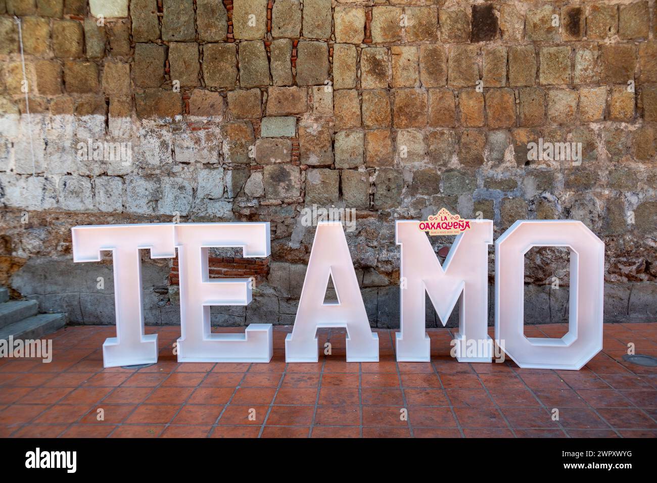 Oaxaca, Mexique - le jour de la Saint-Valentin, de grandes lettres le long d'une passerelle lisent te Amo, ou je t'aime. Banque D'Images
