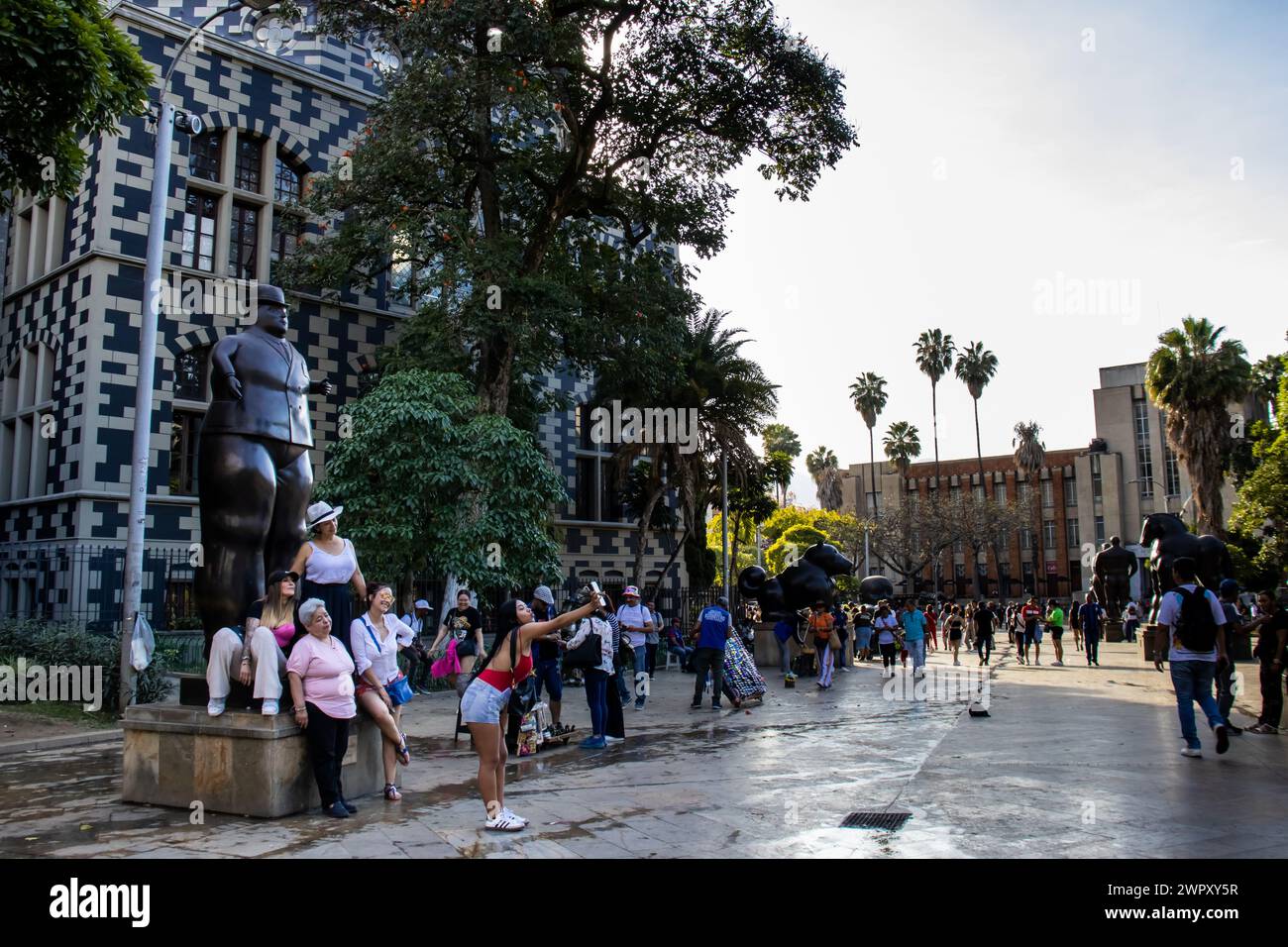 MEDELLIN, COLOMBIE - 17 JANVIER 2024 : touristes visitant les sculptures en bronze réalisées par le célèbre artiste colombien Fernando Botero à Medellin. Banque D'Images