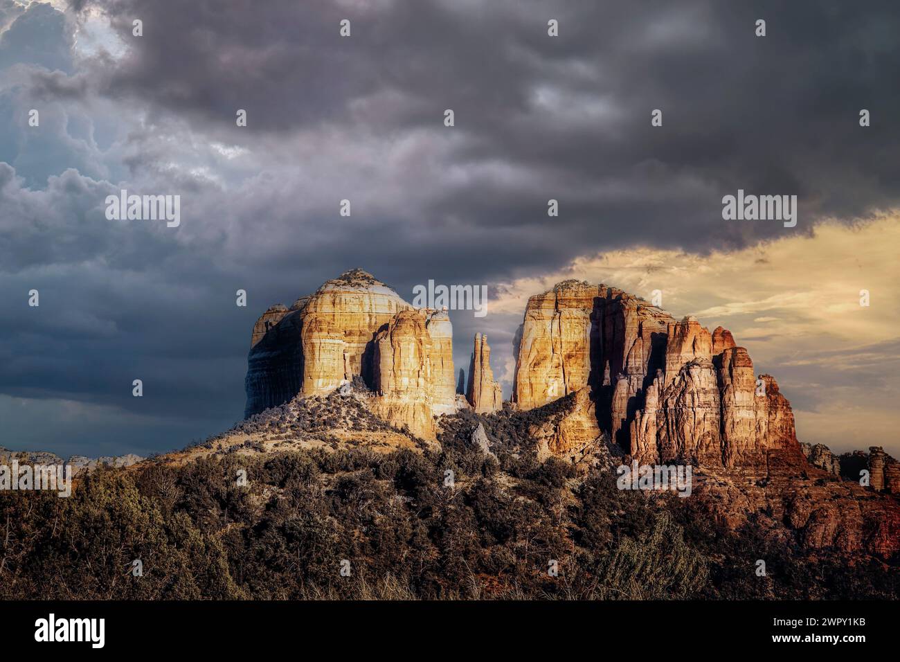 Cathedral Rock est l'une des formations rocheuses emblématiques de Sedona, Arizona. Banque D'Images