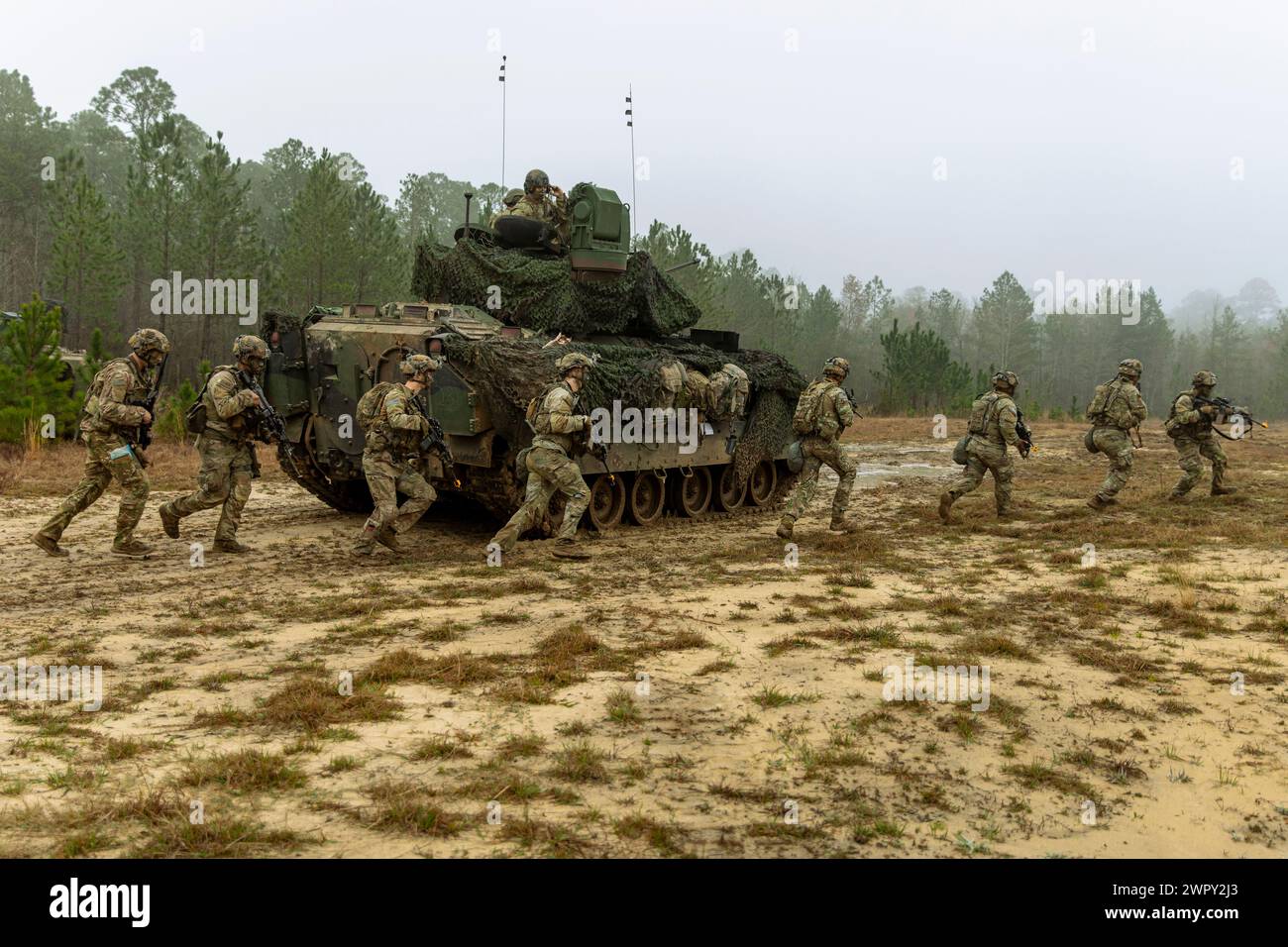 Les soldats de l'armée américaine affectés au 2e bataillon, 7e régiment d'infanterie, 1st Armored Brigade combat Team, 3e division d'infanterie, répètent un mouvement d'escouade au cours d'un exercice d'entraînement simulé (STX) à Fort Stewart, Géorgie, le 3 mars 2024. Le STX forme les soldats au niveau du peloton dans les environnements de terrain et urbains, aidant à améliorer leur préparation au combat et la cohésion de l'équipe. (Photo de l'armée américaine par le sergent Duke Edwards) Banque D'Images