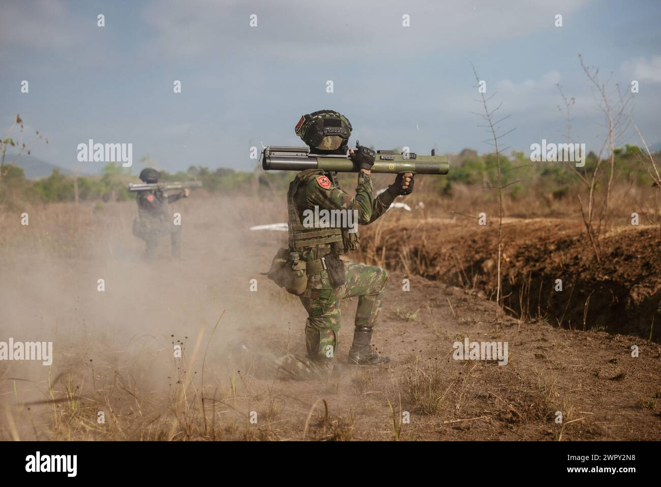 Les Royal Thai Marines tirent des armes légères anti-blindées M72 sur des cibles simulées lors d'un tir réel lors de l'exercice Cobra Gold dans la province de Chanthaburi, Thaïlande, le 5 mars 2024. Cobra Gold, qui en est à sa 43e édition, démontre une volonté continue d’opérer dans toute la région pour soutenir les alliés et les partenaires afin d’assurer une Indo-Pacifique libre et ouverte. (Photo du corps des Marines des États-Unis par le caporal Aidan Hekker) Banque D'Images