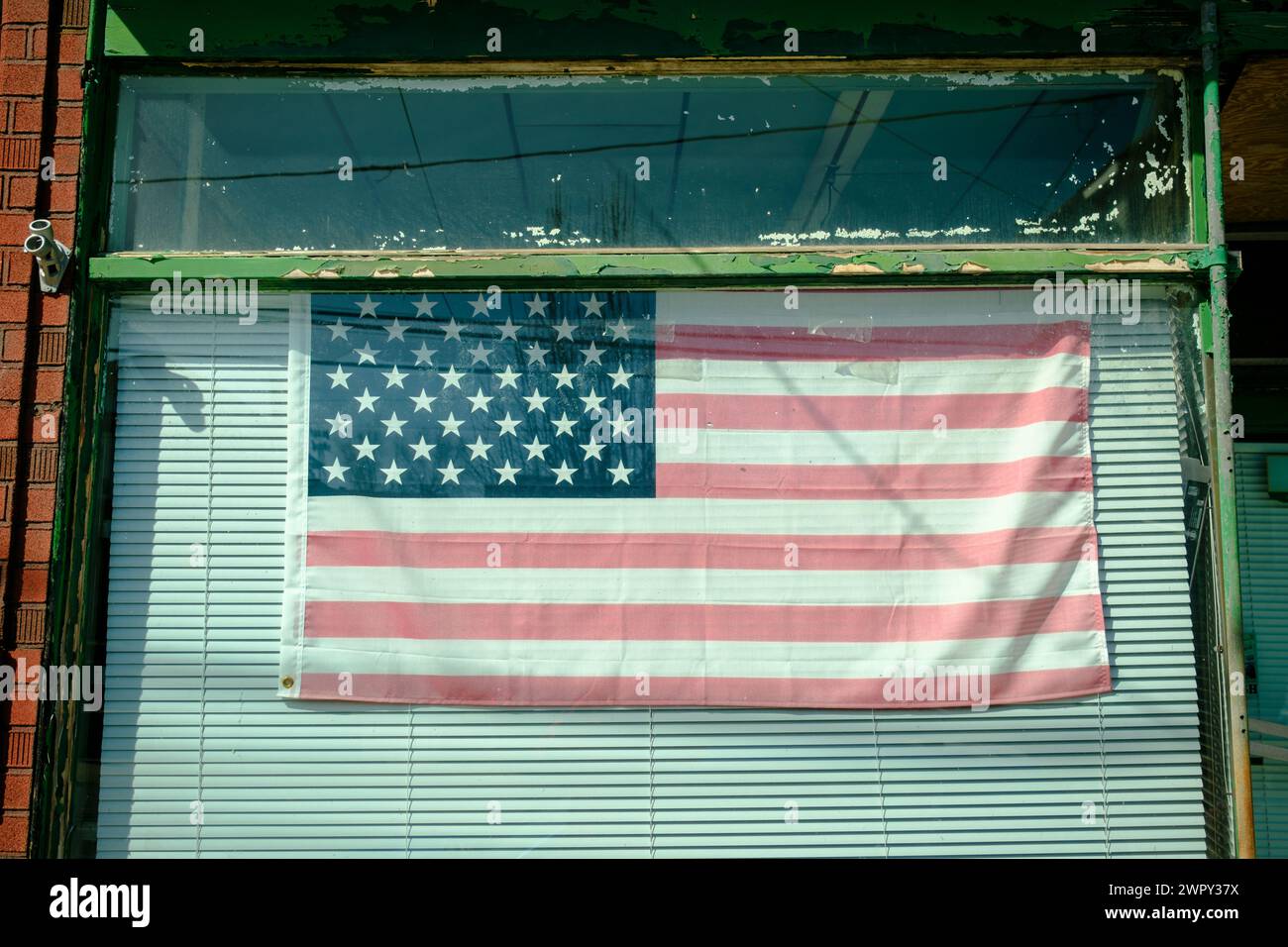 Drapeau américain dans une fenêtre à Coaldale, Pennsylvanie Banque D'Images