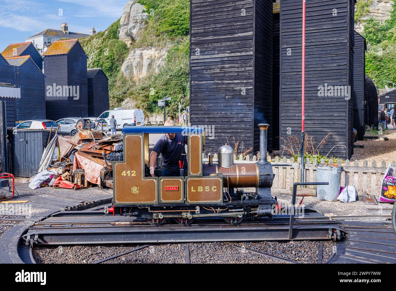 Hastings miniature Railway Engine 'Pilgrim' sur une plaque tournante et des magasins de filet en bois noir dans le stade dans la vieille ville de Hastings, East Sussex, Angleterre Banque D'Images