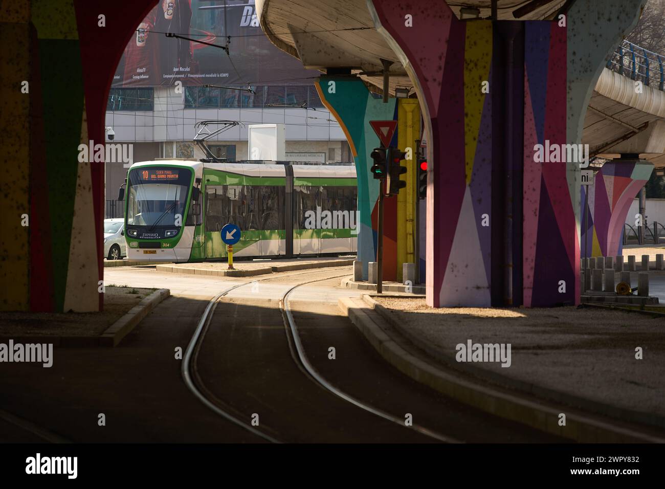 Bucarest, Roumanie - 03 mars 2024 : ASTRA Imperio Metropolitan, tramway roumain à double articulation avec plancher bas et capacité de transport élevée. Banque D'Images