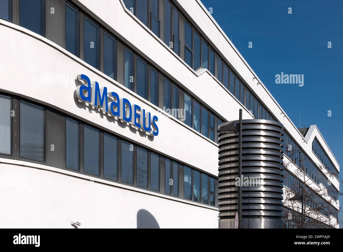 Bad Homburg, Allemagne, 2024 : Amadeus Germany GmbH est un fournisseur de solutions INFORMATIQUES pour l'industrie du voyage basé à Bad Homburg vor der Höhe dans la STA Banque D'Images