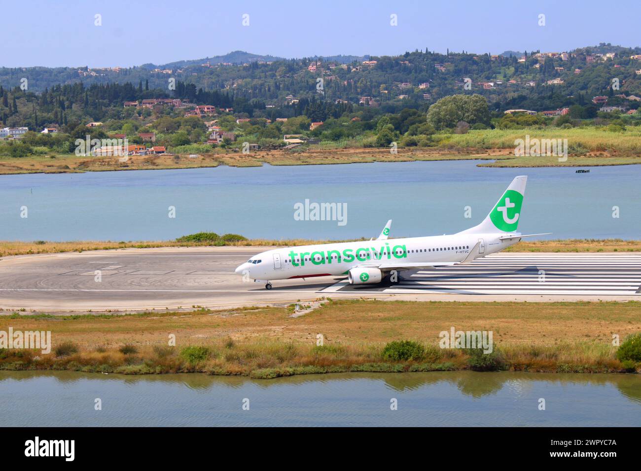 Transavia Boeing 737-8K2 F-HTVC taxiing Aéroport Ioannis Kapodistris, Corfou, Grèce Banque D'Images