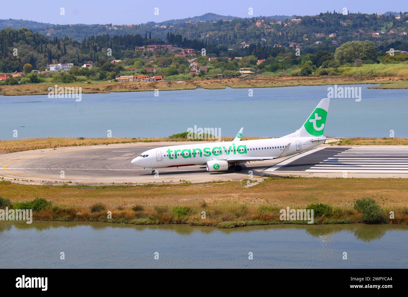 Transavia Boeing 737-8K2 F-HTVC taxiing Aéroport Ioannis Kapodistris, Corfou, Grèce Banque D'Images
