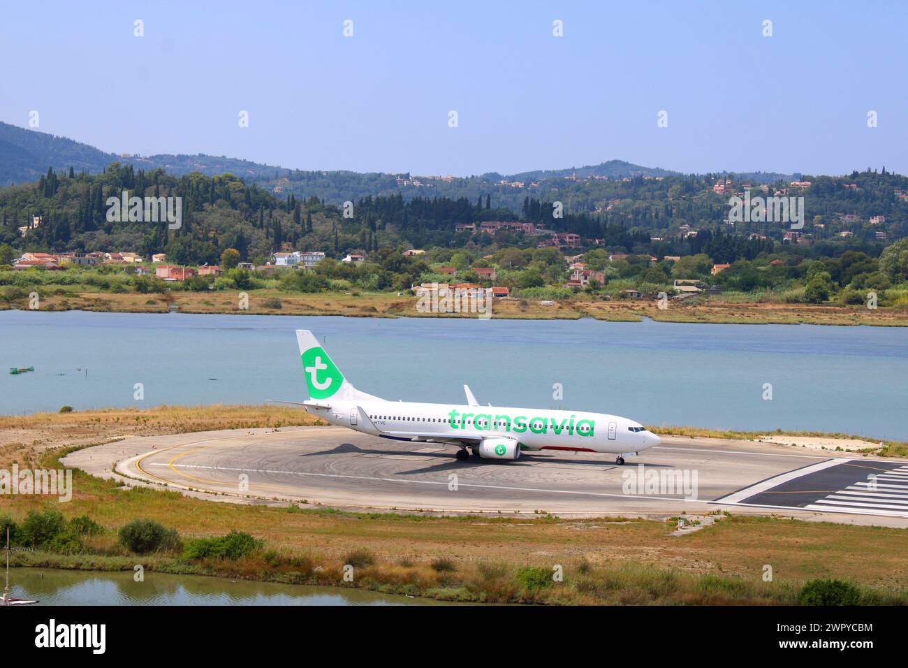 Transavia Boeing 737-8K2 F-HTVC taxiing Aéroport Ioannis Kapodistris, Corfou, Grèce Banque D'Images