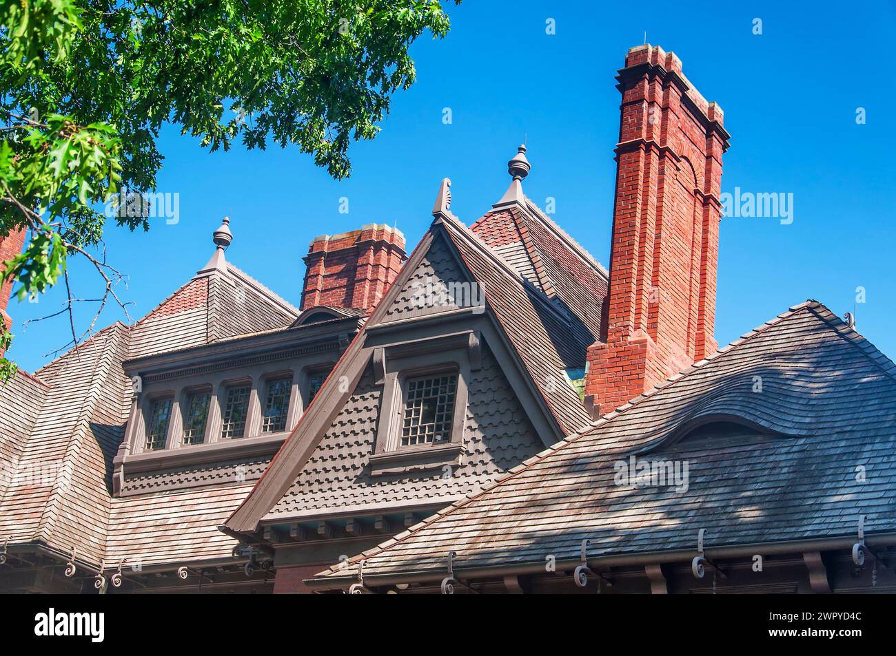 Le toit de la maison historique Mark Twain à Hartford, Connecticut par une journée ensoleillée. Banque D'Images Le toit de la maison historique Mark Twain à Hartford, Connecticut par une journée ensoleillée. Banque D'Images