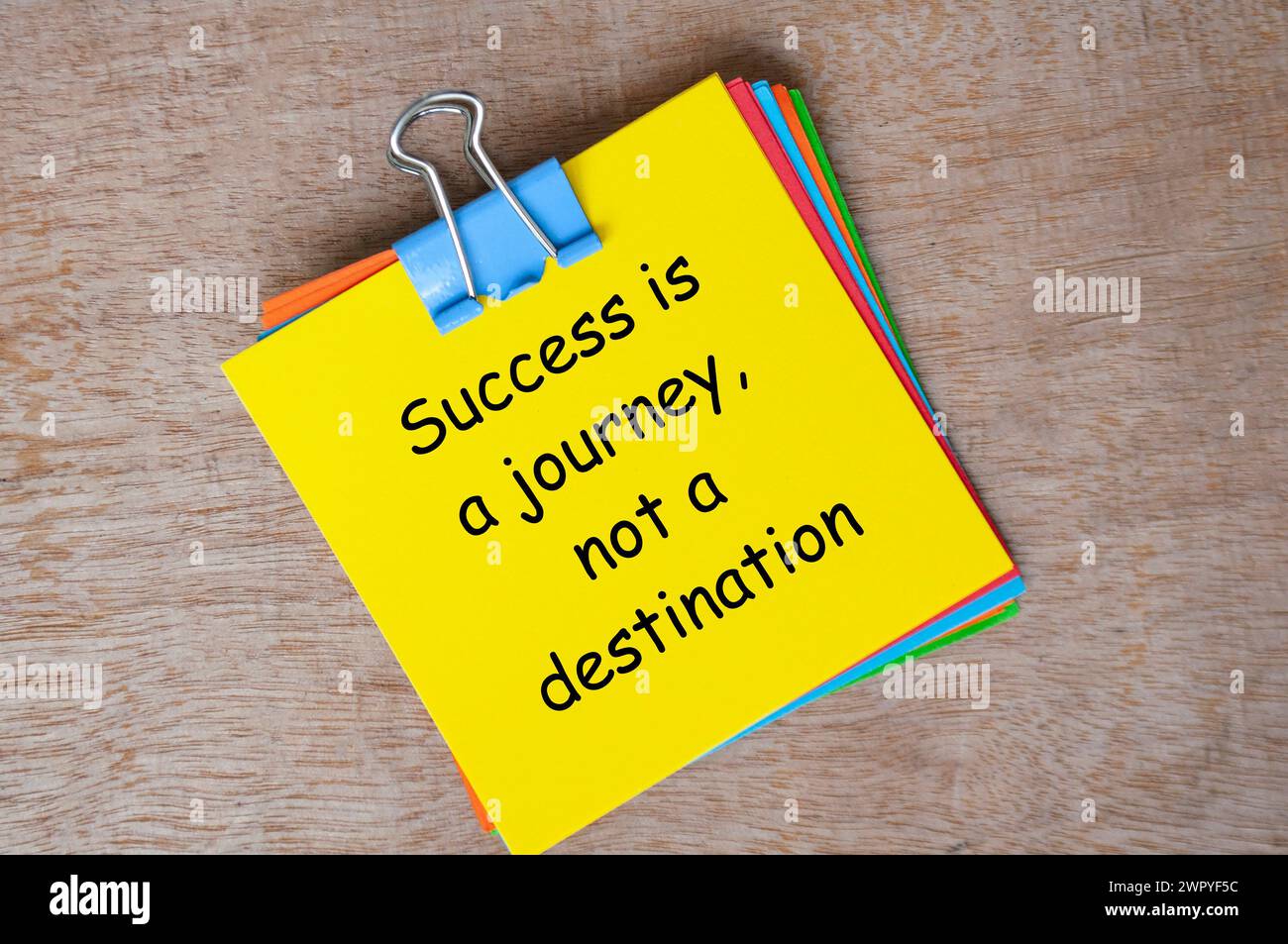 Le succès est un voyage, pas un texte de destination sur le bloc-notes jaune. Banque D'Images