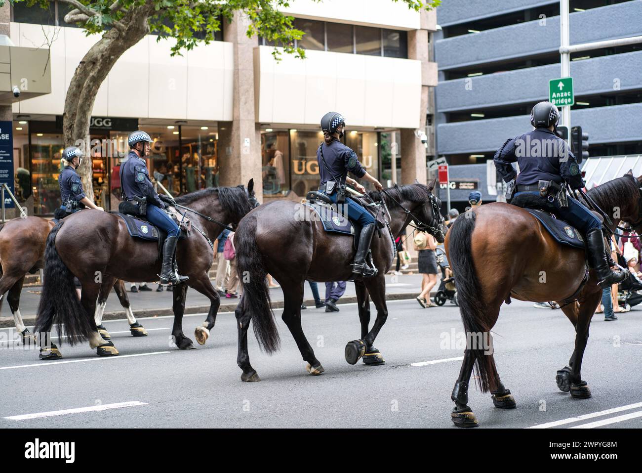 La police montée surveille les manifestants lors d'une marche à Sydney pour soutenir les Palestiniens dans la guerre de Gaza. Banque D'Images