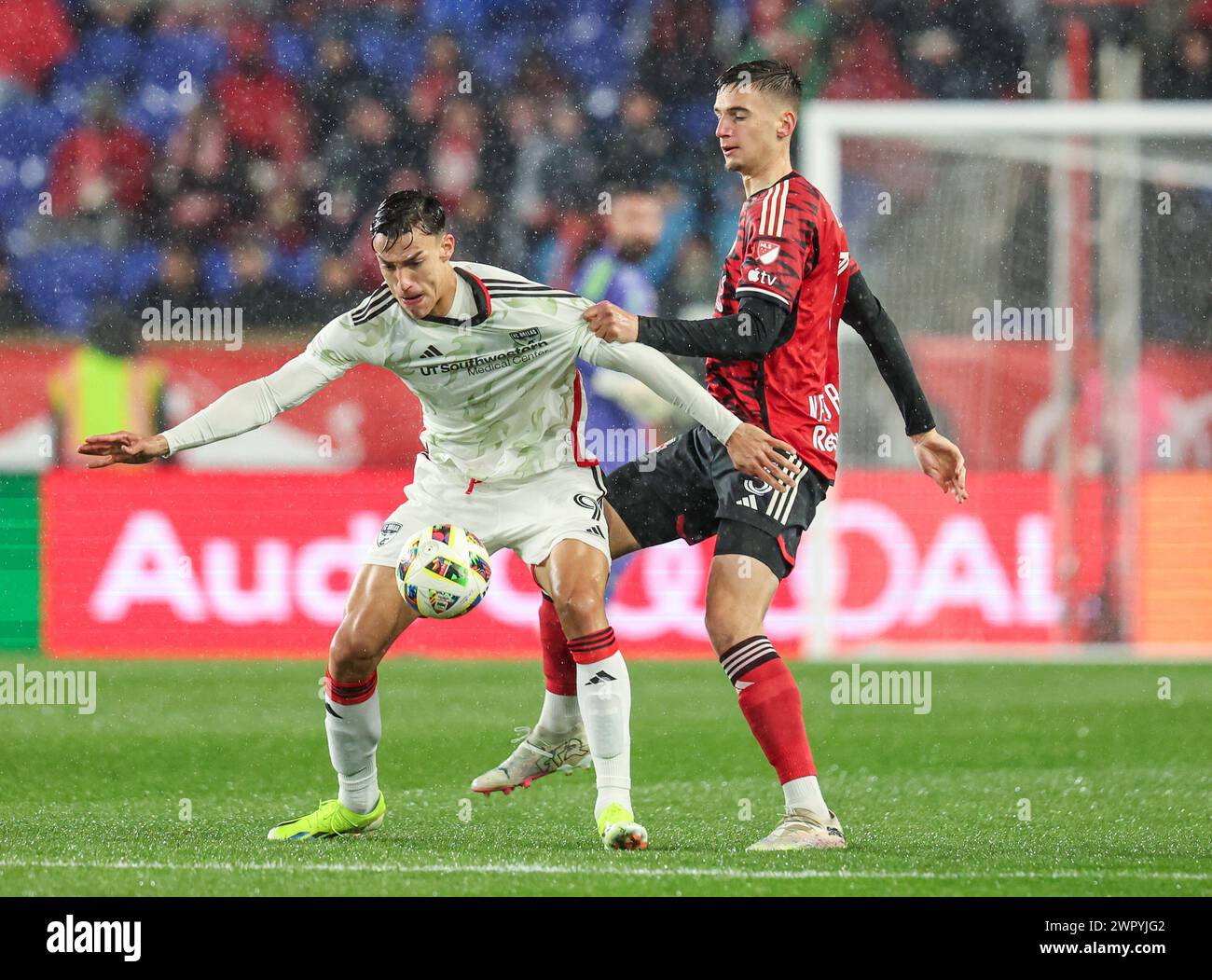 Harrison, NJ, États-Unis. 09 mars 2024. Le défenseur des Red Bulls de New York, Matt Nocita (3), détient le maillot de l'attaquant du FC Dallas JesÃºs Jiménez (9) lors du match en MLS entre le FC Dallas et les Red Bulls de New York au Red Bull Arena de Harrison, NJ Mike Langish/CSM/Alamy Live News Banque D'Images