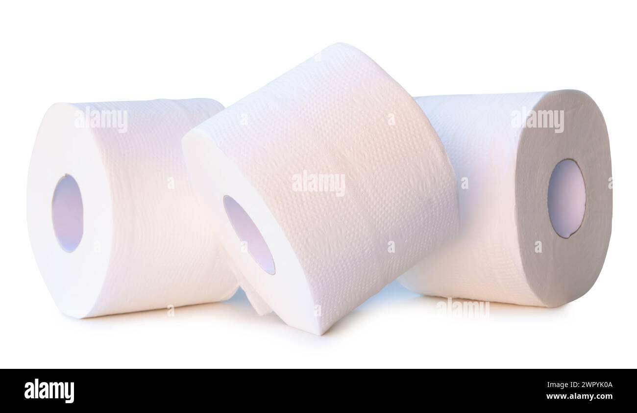 La vue avant du papier de soie ou des rouleaux de papier toilette dans la pile est isolée sur fond blanc avec le chemin de découpage. Banque D'Images