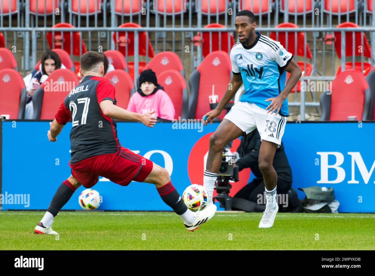 Toronto, Ontario, Canada. 9 mars 2024. Shane O'Neill #27 (G) et IÃºri Tavares #38 (d) en action lors du match MLS entre Toronto FC et Charlotte FC au BMO Field à Toronto. Le jeu s'est terminé en 1-0 (crédit image : © Angel Marchini/ZUMA Press Wire) USAGE ÉDITORIAL SEULEMENT! Non destiné à UN USAGE commercial ! Banque D'Images