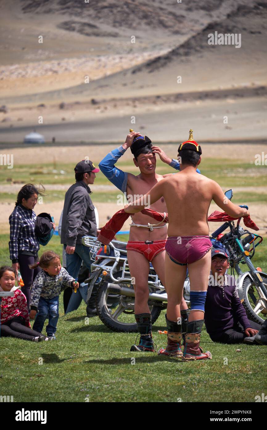 KHOVD, MONGOLIE - 06 JUILLET 2017 : camp nomade mongol. Lutteurs mongols luttant dans la nature. Les spectateurs en tenue nationale regardent la compétition. Banque D'Images