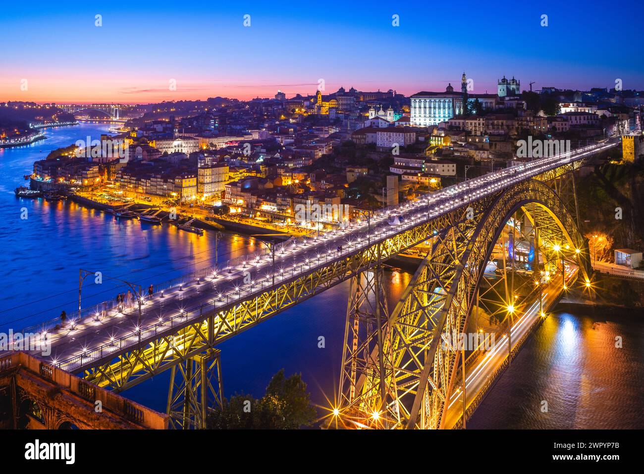 Pont Dom Luiz sur le fleuve douro à porto au portugal la nuit Banque D'Images