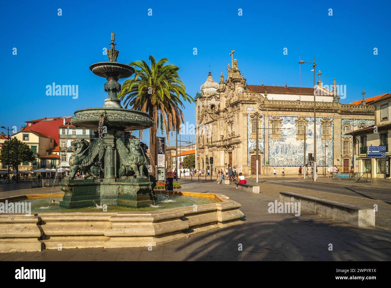 29 septembre 2018 : Eglise Carmo, Eglise Carmélite et Fontaine des Lions à porto, portugal. L'église a été construite entre 1756 et 1768 avec un ou Banque D'Images