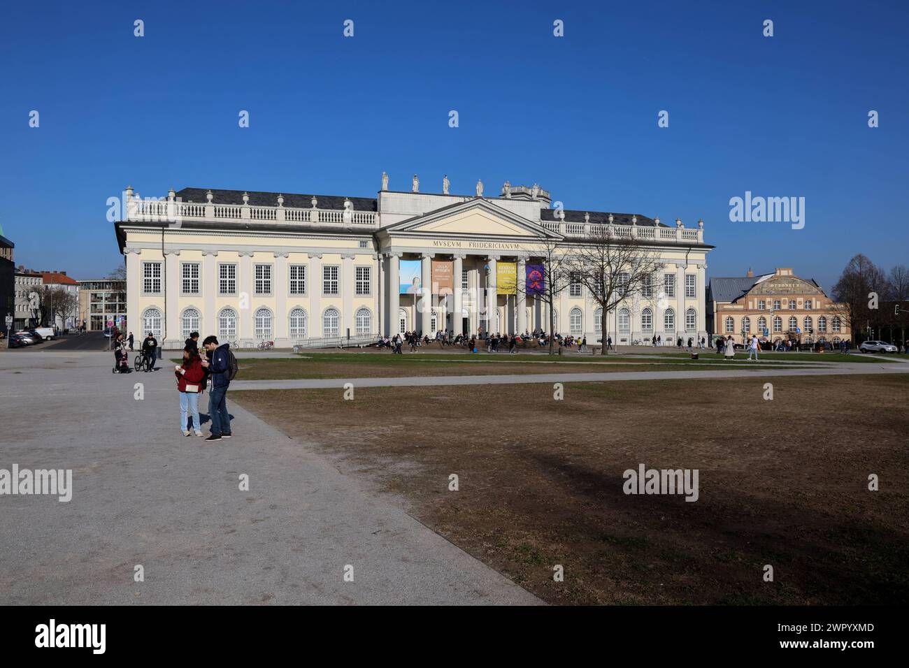 Friedrichsplatz mit Museum Fridericianum Ausstellungsort für zeitgenössische und alle fünf Jahre Mittelpunkt der documenta. Kassel, Hesse, DEU, Deutschland, 09.03.2024 *** Friedrichsplatz avec Museum Fridericianum lieu d'exposition pour contemporain et tous les cinq ans centre de la documenta Kassel, Hesse, DEU, Allemagne, 09 03 2024 Banque D'Images