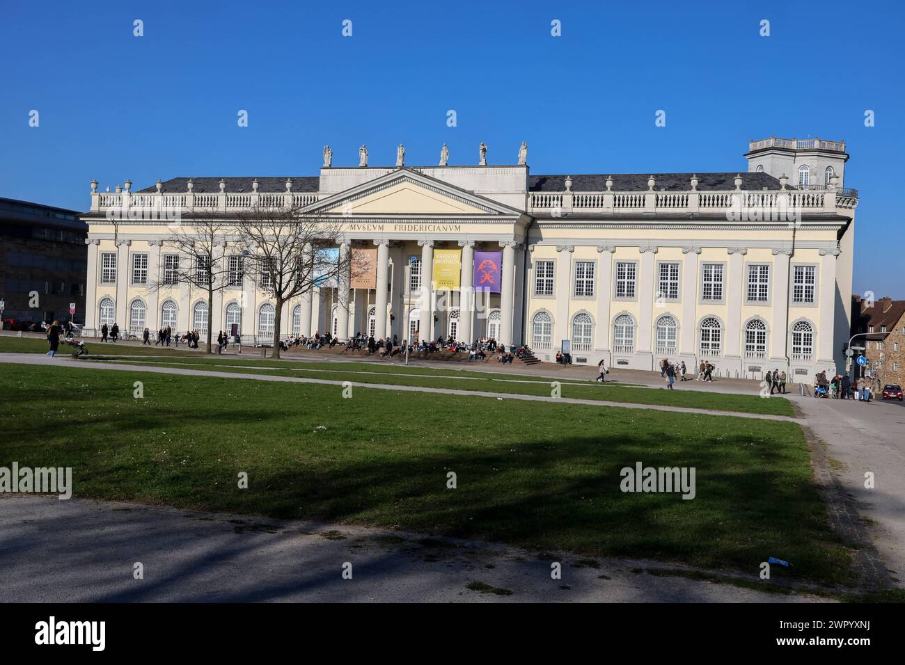 Friedrichsplatz mit Museum Fridericianum Ausstellungsort für zeitgenössische und alle fünf Jahre Mittelpunkt der documenta. Kassel, Hesse, DEU, Deutschland, 09.03.2024 *** Friedrichsplatz avec Museum Fridericianum lieu d'exposition pour contemporain et tous les cinq ans centre de la documenta Kassel, Hesse, DEU, Allemagne, 09 03 2024 Banque D'Images