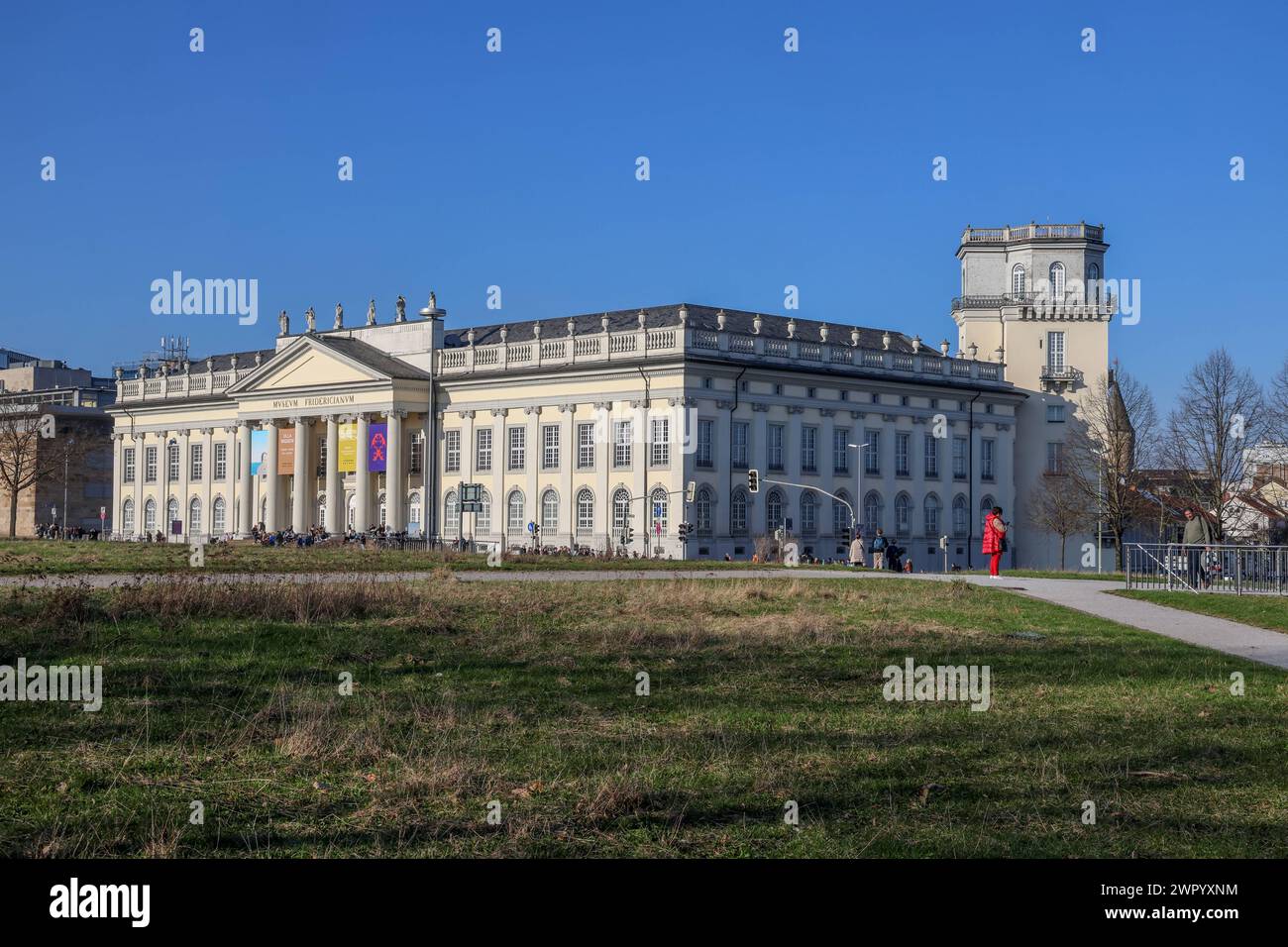 Friedrichsplatz mit Museum Fridericianum Ausstellungsort für zeitgenössische und alle fünf Jahre Mittelpunkt der documenta. Kassel, Hesse, DEU, Deutschland, 09.03.2024 *** Friedrichsplatz avec Museum Fridericianum lieu d'exposition pour contemporain et tous les cinq ans centre de la documenta Kassel, Hesse, DEU, Allemagne, 09 03 2024 Banque D'Images