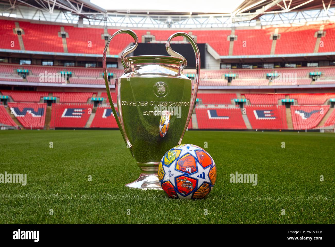 UEFA Champions League 2023/2024 image symbolique : ballon officiel et trophée au stade de Wembley, Londres Angleterre Banque D'Images