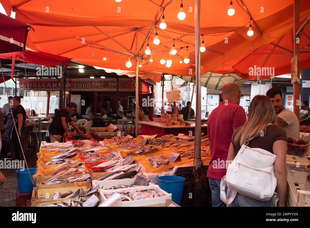 A Palerme, Italie, le 2023 octobre, étal de poisson frais sur le marché de Ballaro Banque D'Images