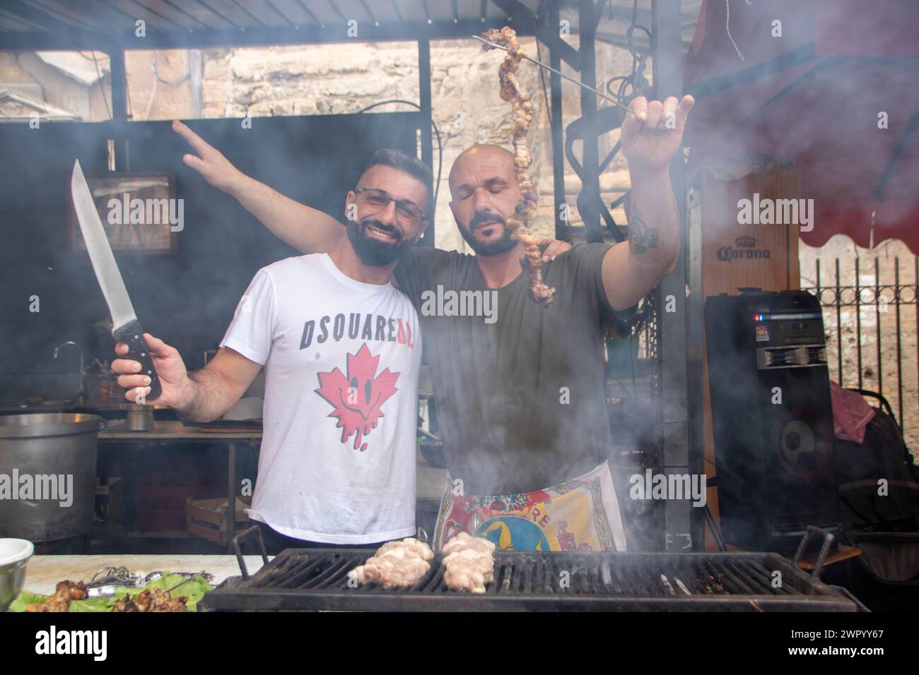 À Palerme, en Italie, le 2023 octobre, des hommes cuisinant typique Stigghiola, intestin grillé d'agneau Banque D'Images