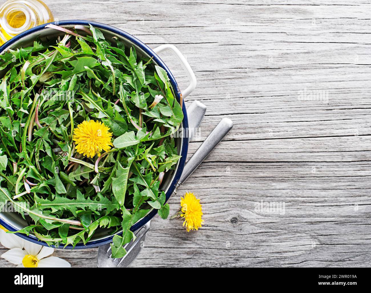 Salade de pissenlits frais avec vinaigrette en gros plan. Concept de nourriture de printemps saine Banque D'Images