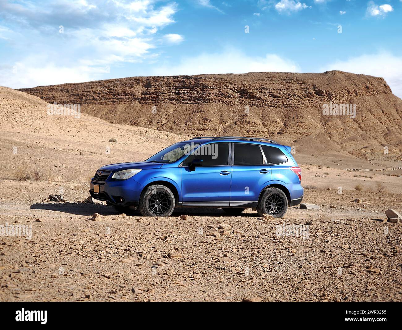 Subaru Forester 2014 dans le désert. Couleur bleue. Banque D'Images