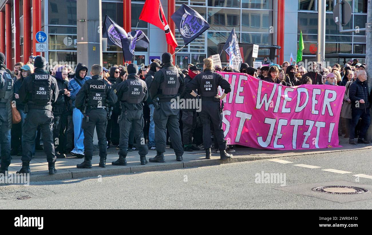 Demo Chemnitz 09.03.2024, Chemnitz, Demonstration Die Kleinstpartei Freie Sachsen Hat für Samstag in Chemnitz auf den Neumarkt zu einer Demonstration aufgerufen. DAS Motto ist : SÄXIT : Weg mit der Berliner Regierung . Nach einer Kundgebung auf dem Neumarkt vor dem Rathaus gibt es einen Demonstrationszug durch die Innenstadt. DEM entgegen haben die Bündnisse Chemnitz Nazifrei und Aufstehen gegen Rassismus unter dem motto. Alle zusammen gegen den Faschismus- für eine solidarische Welt zu einer démonstration vor dem Moritzhof aufgerufen. Nach einer Kundgebung gibt es noch einen Demonstrationszug d Banque D'Images