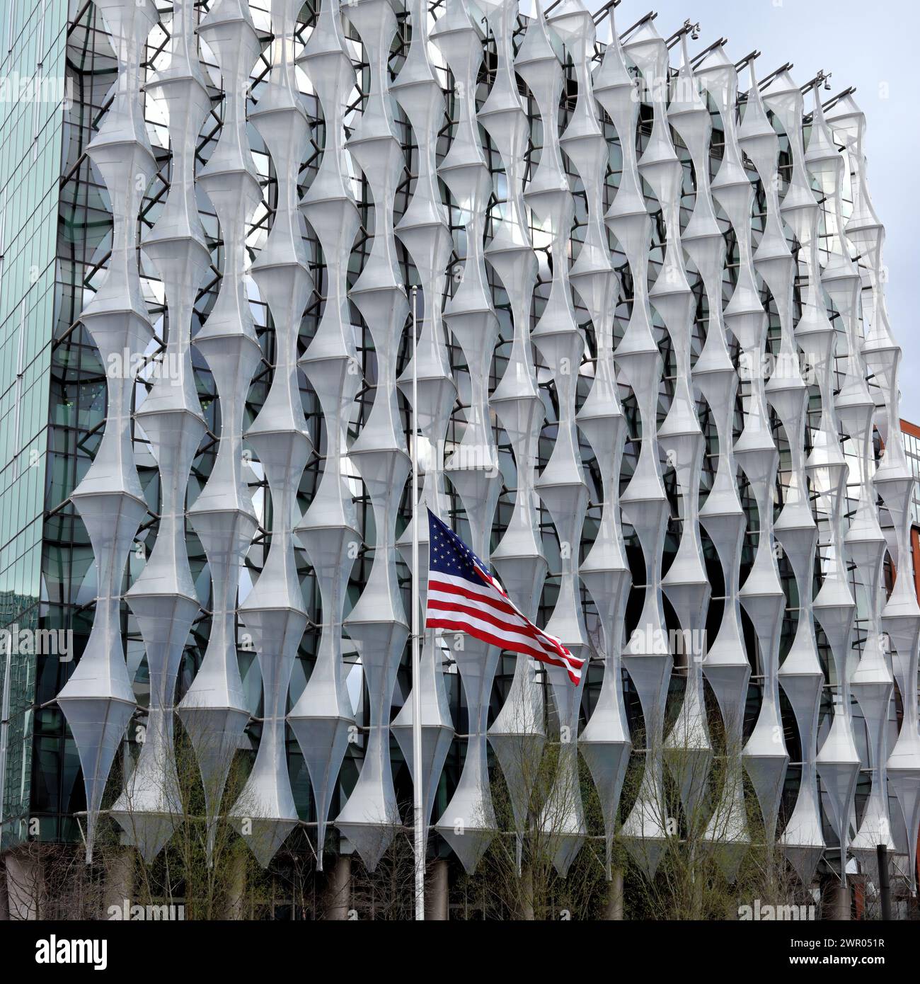 Drapeau américain flottant en Berne à l'ambassade des États-Unis d'Amérique à Londres, la mission diplomatique des États-Unis au Royaume-Uni Banque D'Images