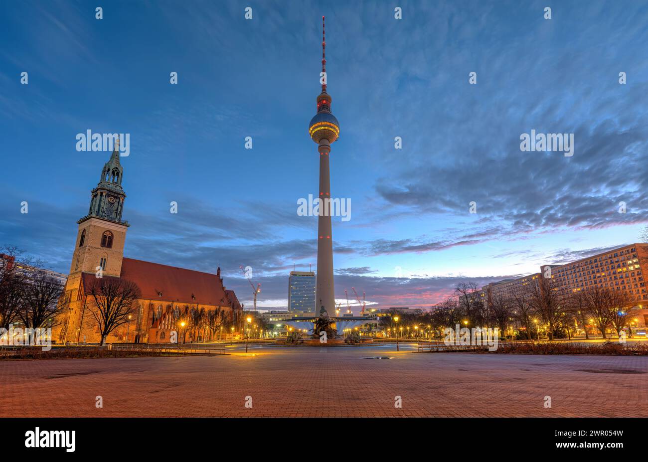 L'Alexanderplatz à Berlin avec la célèbre tour de télévision et la Marienkirche avant le lever du soleil Banque D'Images