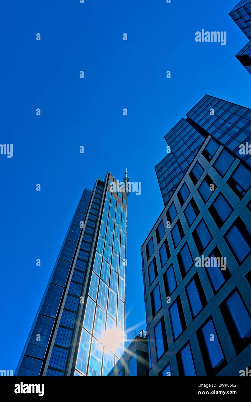 , Varso Tower gratte-ciel avec reflet du soleil parmi les immeubles de bureaux du complexe Varso plan 1 Banque D'Images