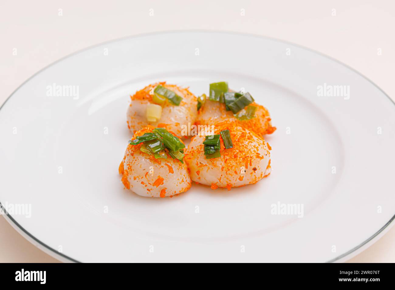 Banh It tran, boulettes de riz collant vietnamiennes, nourriture vietnamienne isolée sur fond blanc, vue de dessus Banque D'Images