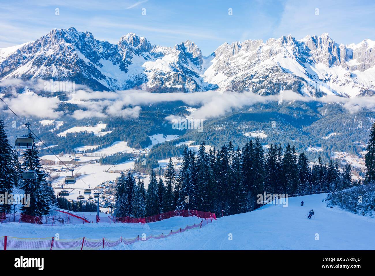 Going am Wilden Kaiser : vue sur la chaîne de montagnes Wilder Kaiser, montagne Astberg, remontée mécanique, skieur, neige à Wilder Kaiser (montagnes Kaiser), Tyro, Tyrol Banque D'Images