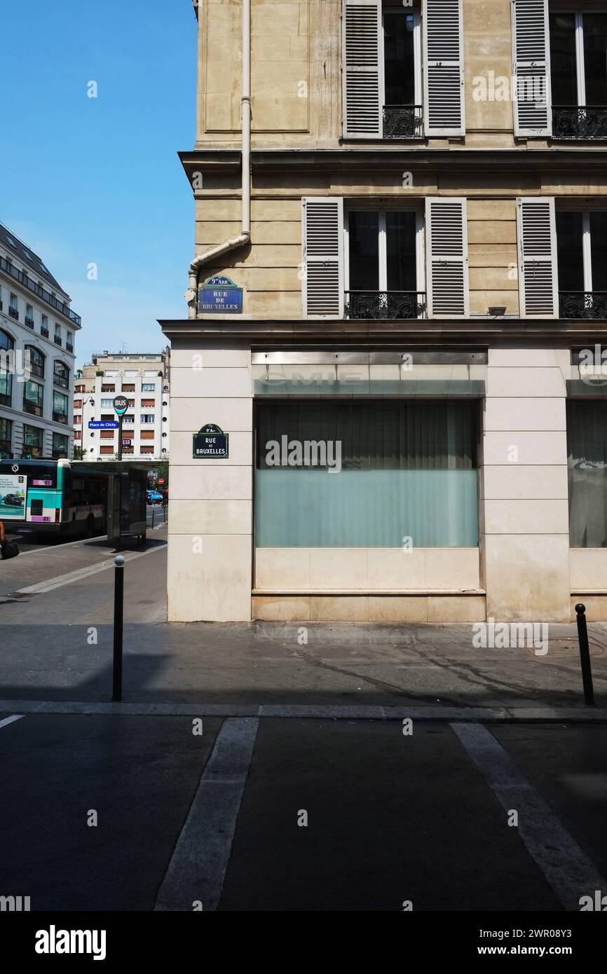 Volets et fenêtres - détail d'un immeuble à l'angle de la rue de Bruxelles à l'arrêt de bus place de Clichy à Paris, France Banque D'Images