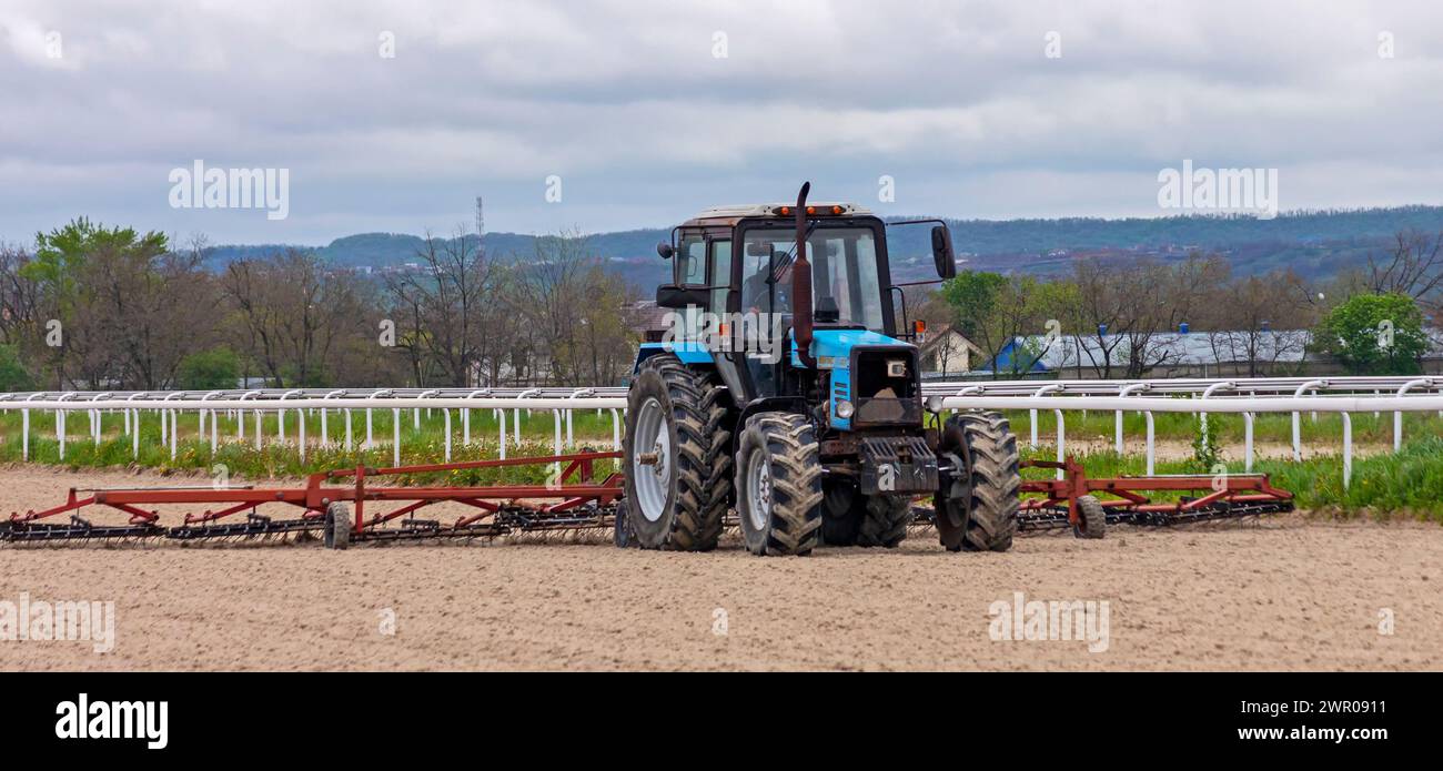 Hippodrome.préparation de la piste pour la course hippique. Banque D'Images