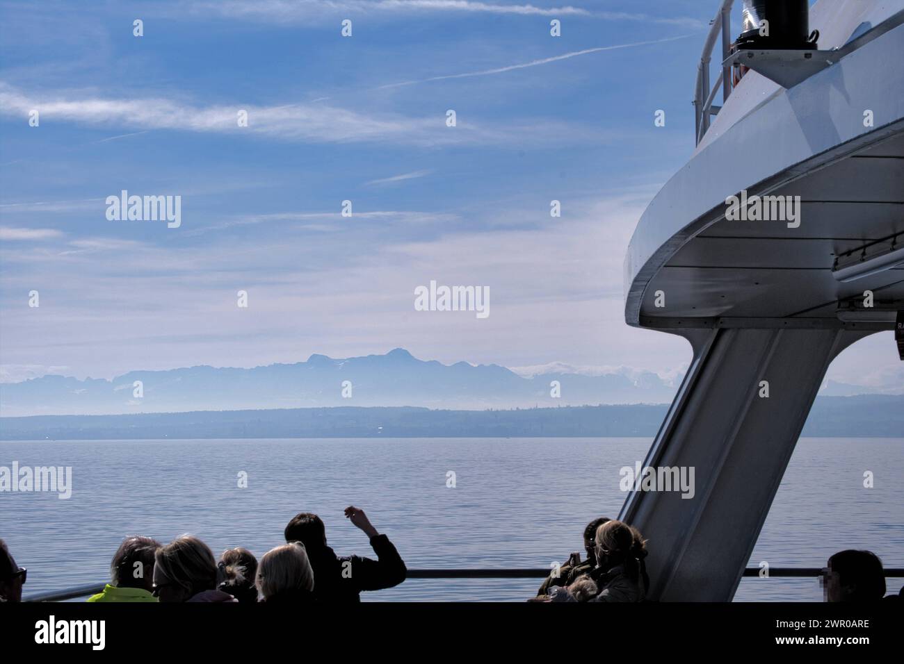 Bodensee, Personen auf der Autofähre vor den Bergen *** Lac de Constance, les gens sur le ferry en face des montagnes Banque D'Images