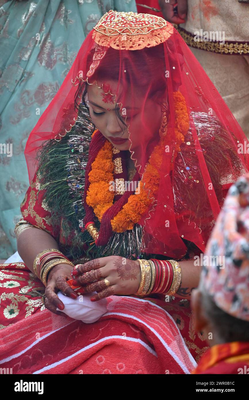 Femme népalaise qui se marie dans un mariage typique de newari dans la cour d'un temple hindou à Kirtipur, au Népal Banque D'Images