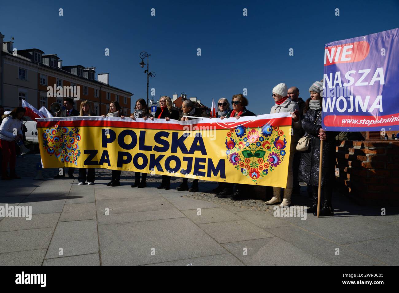 Manifestation Pologne pour la paix à Varsovie. Les manifestants portent une bannière disant que la Pologne est pour la paix et ce n'est pas une guerre d'hur pendant une marche appelant à la paix et contre l'envoi de troupes polonaises en Ukraine à Varsovie, en Pologne, le 9 mars 2024. Quelques centaines de personnes sont descendues dans la rue après que le président français Emanuel Macron ait déclaré que le déploiement de troupes de l’OTAN en Ukraine ne devait pas être exclu. La foule, dirigée par les politiciens d'extrême droite Grzegorz Braun du parti de la Confédération Konfederacja, a crié des slogans comme des mains de nos enfants, Tusk, Kaczynski sur le front ukrainien et ce n'est pas notre guerre . W Banque D'Images