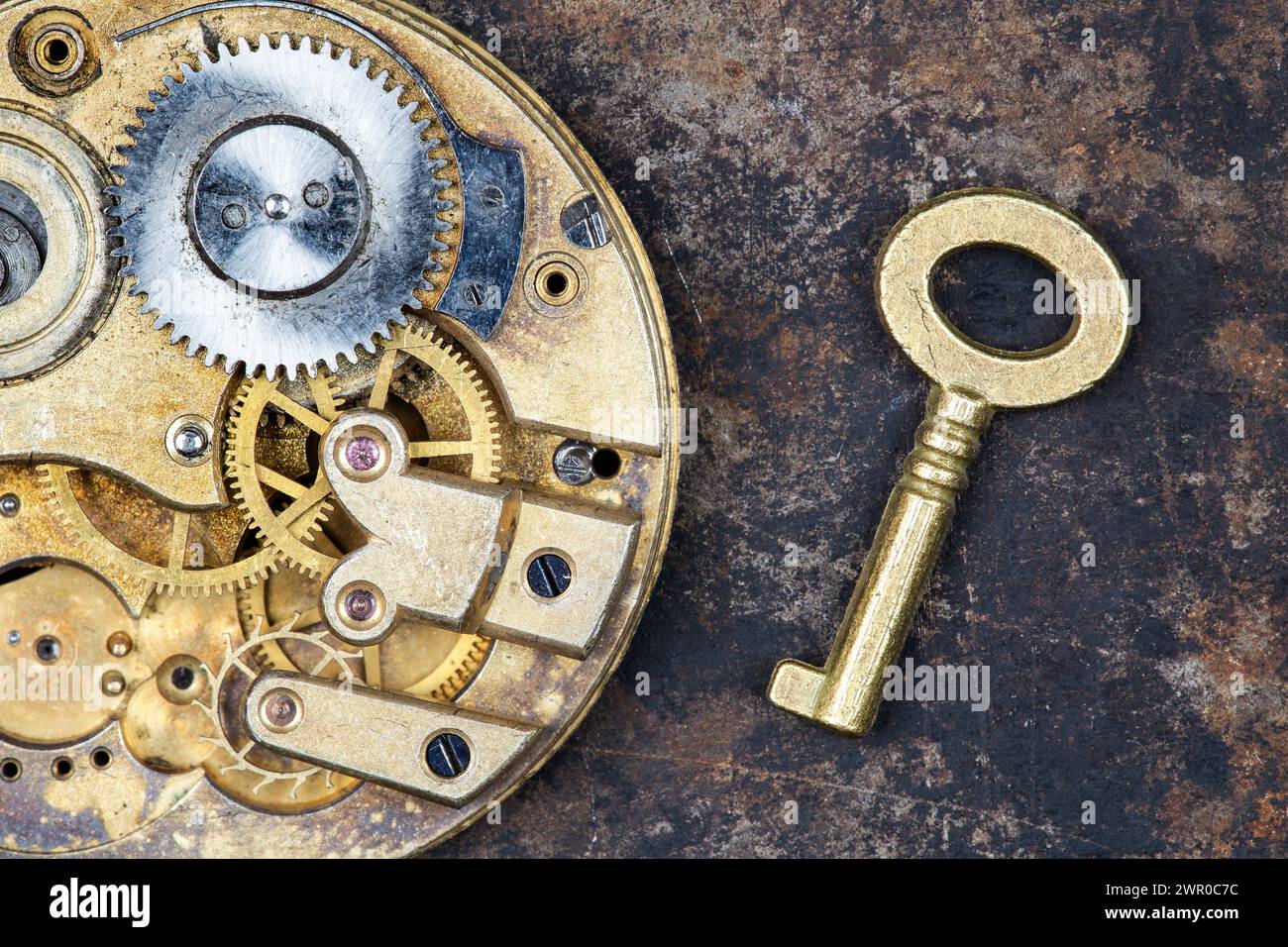 Clé vintage dorée avec horlogerie. Jeu de salle d'évasion, fond gagnant. Banque D'Images