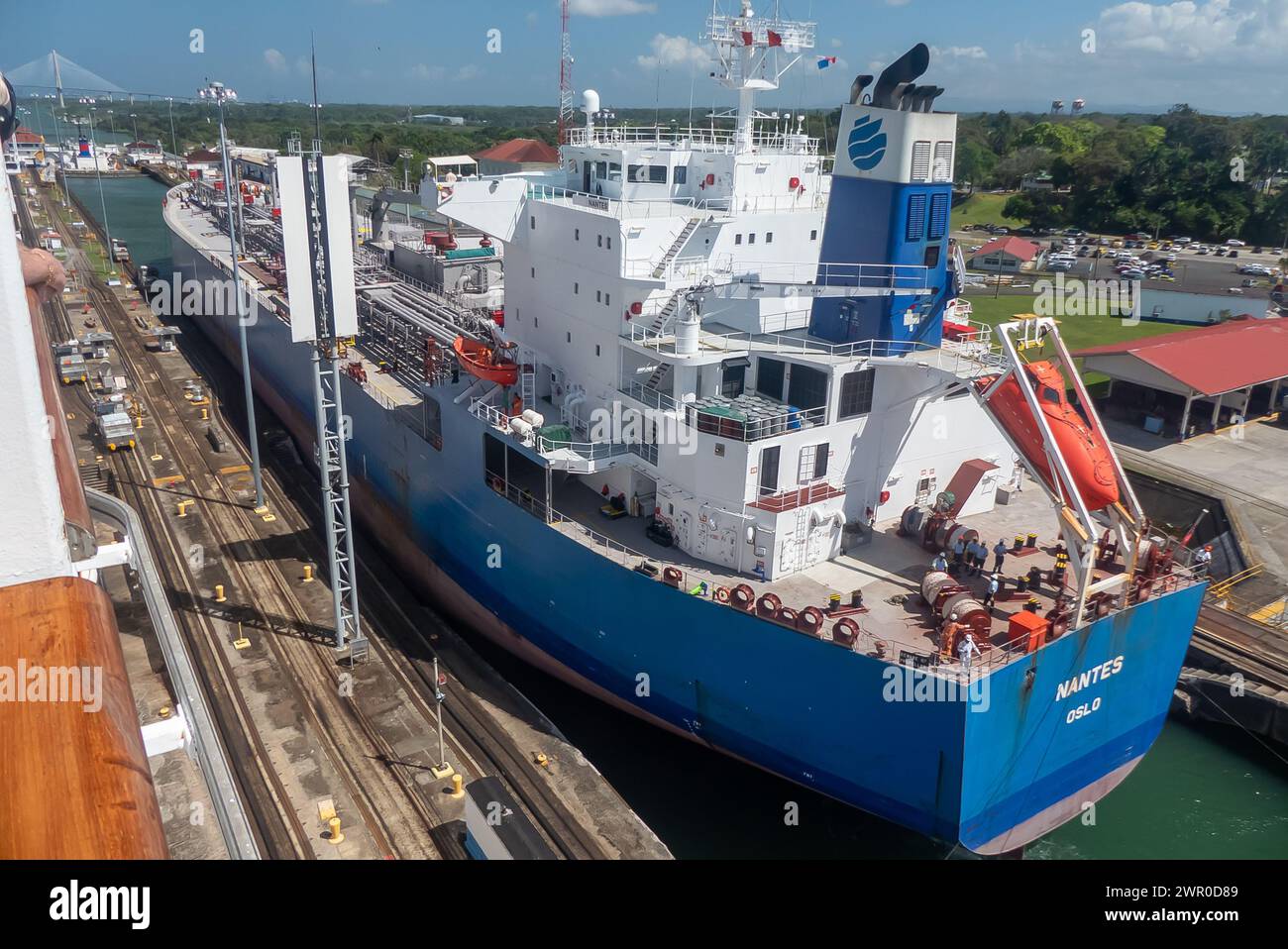 Un pétrolier GPL transitant par le canal de Panama Banque D'Images