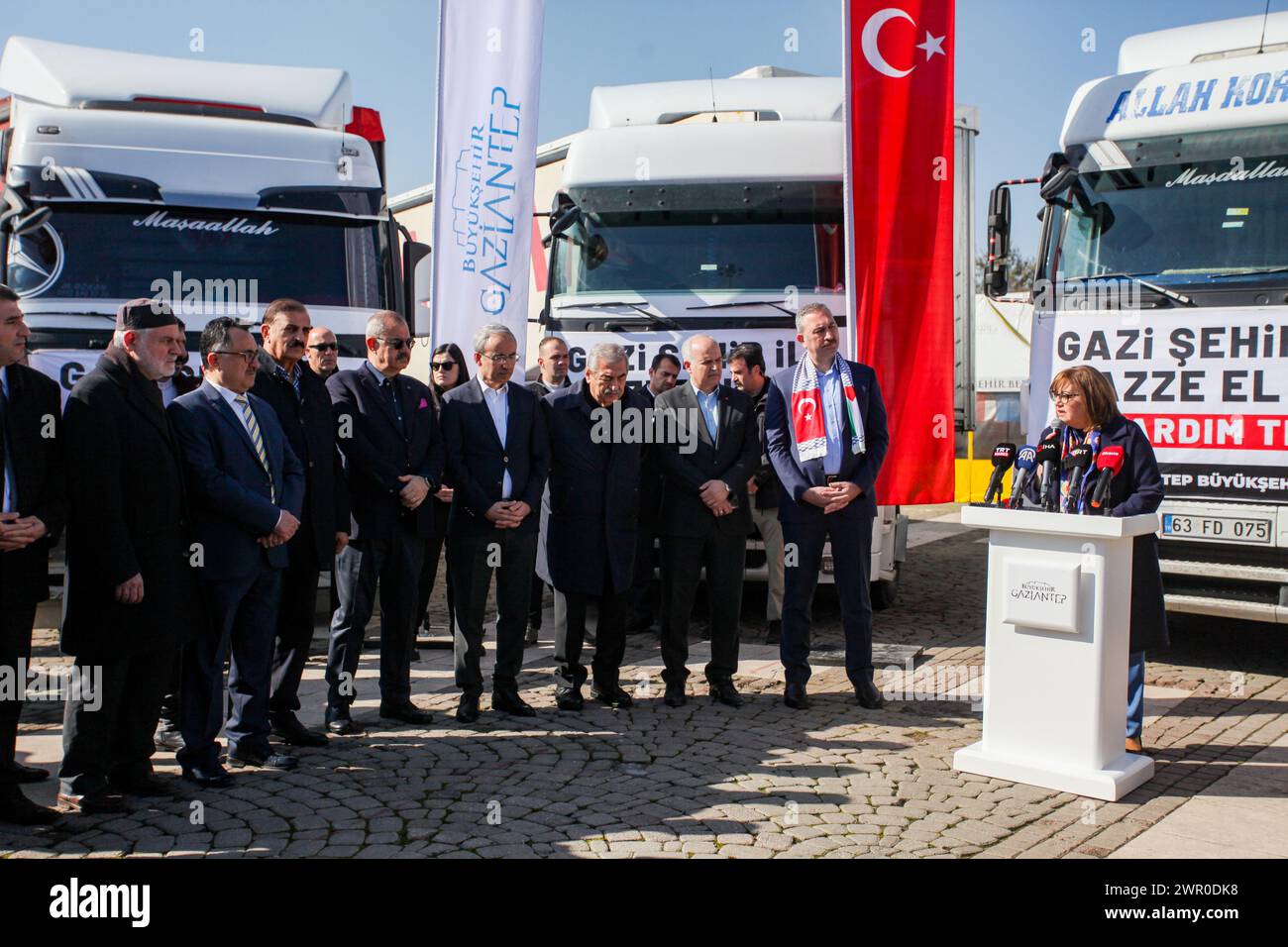 10 mars 2024, Gaziantep, Turkiye : Gaziantep, Turkiye. 10 mars 2024. Un convoi d'aide de cinq gros camions est organisé à Gaziantep et prêt à partir pour Gaza. Le Gouverneur de Gaziantep, Kemal Ã‡eber, le maire de Gaziantep, Fatima Åžahin, l'ancien Ministre de la Justice et Vice-Président du Parti de la Justice et du développement, Abdulhamit GÃ¼l, ainsi que des dignitaires locaux ont assisté à l'événement. Le convoi Gaziantep est l'un des nombreux convois préparés dans diverses villes turques en direction de la bande de Gaza dévastée (crédit image : © Zakariya Yahya/IMAGESLIVE via ZUMA Press Wire) EDITORIAL USAG Banque D'Images