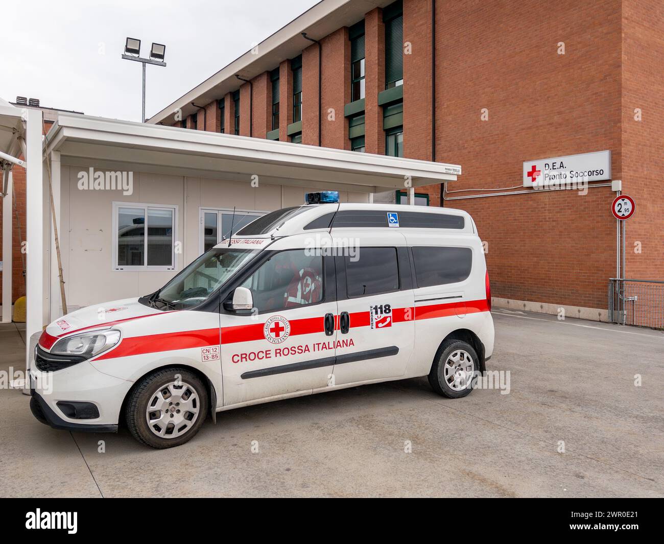 Mondovi, Piémont, Italie - 09 mars 2024 : ambulance de transport pour handicapés de la Croix-Rouge italienne devant la salle d'urgence. Entrée à la première Banque D'Images