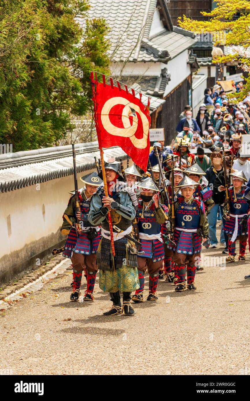 Des enfants japonais habillés en soldats Teppou ashigaru avec des fusils allumettes marchant le long d'une rue dans la ville du château de Tatsuno lors de la parade des samouraïs. Banque D'Images